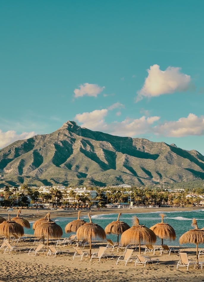 Imagen de la montaña de Marbella, un lugar para construir su vivienda.